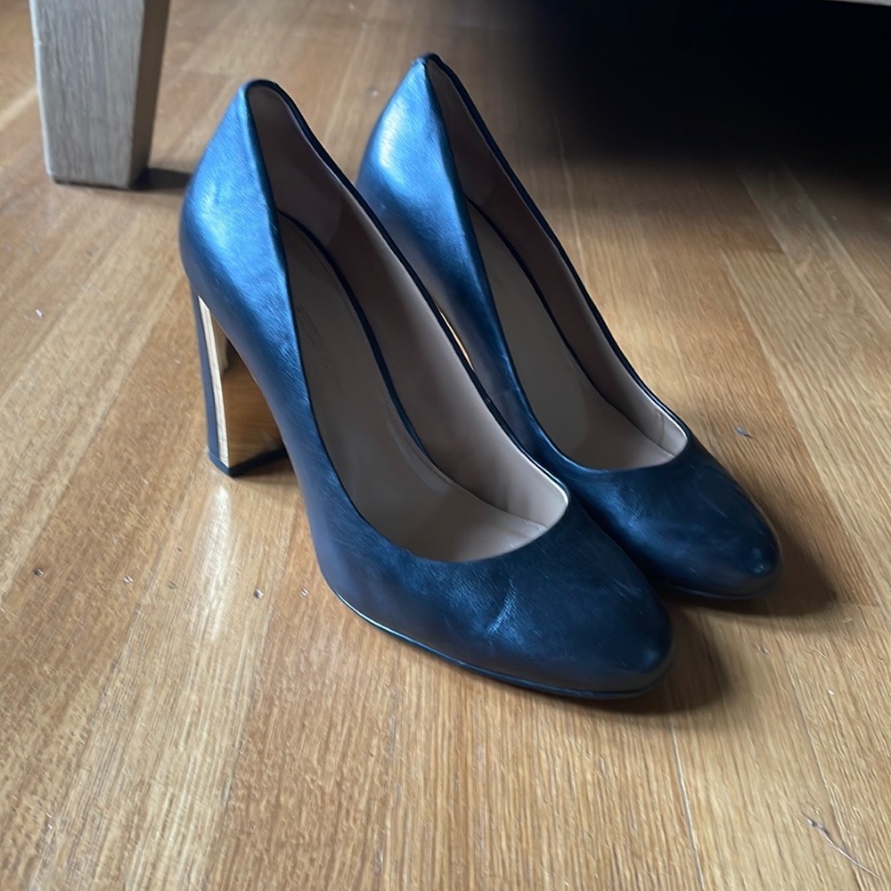 Banana Republic Black round toe Pumps with Gold heel, Sz 7.5